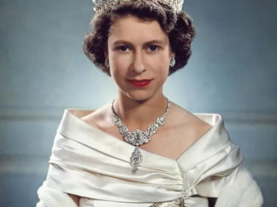 英国女王走了, 96年，96张图